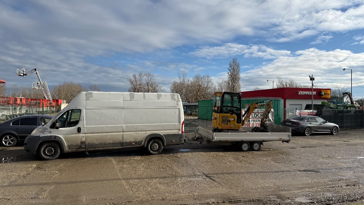 Práce technikou – minibáger na prepravnom vozíku